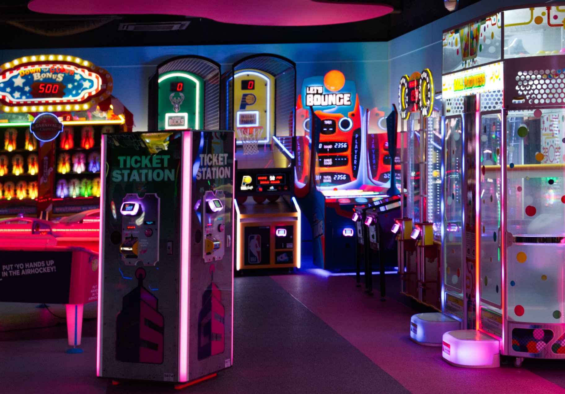 Multi-game arcade machine cabinet